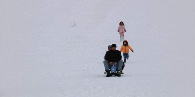 KASTAMONU - Ilgaz Dağı'na gelenler kar yetersizliği nedeniyle sadece kızakla kayabildi