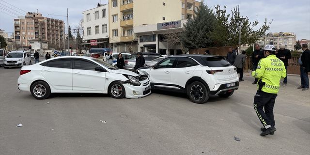KİLİS - Otomobil ile cipin çarpışması sonucu 3 kişi yaralandı