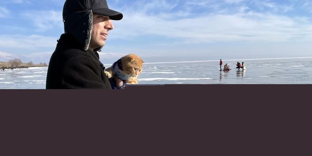 Sevimli ev kedisi "Tarçın" Çıldır Gölü'nün buz kaplı yüzeyiyle tanıştı