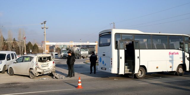 SİVAS - Servis otobüsü ile otomobilin çarpıştığı kazada 4 kişi yaralandı