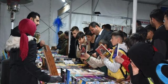 Tatvan'da açılan kitap fuarını binlerce kişi ziyaret etti