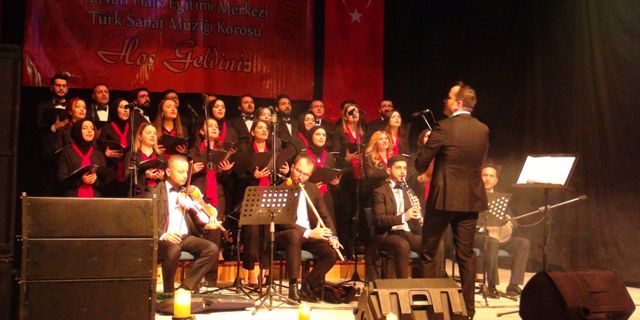 Tatvan'da öğretmenlerden oluşan koronun konseri ilgi gördü