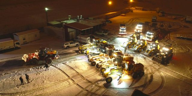 Tuşba Belediyesi yollarda karla mücadele çalışması yürütüyor