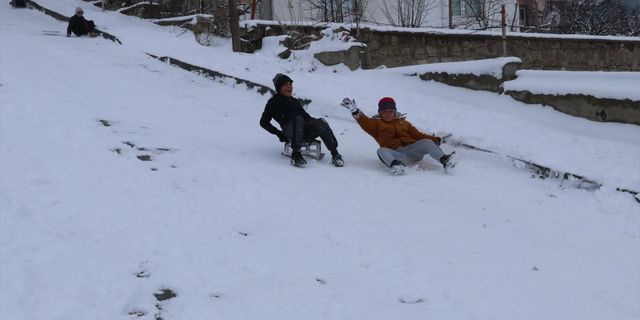 YOZGAT - İç Anadolu'da kar yağışı etkili oldu - Tepsilerle kayak yapan çocuklar