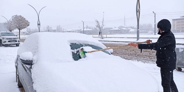 Yüksekova'da kar ulaşımı etkiliyor