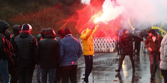 İSTANBUL - Fenerbahçe taraftarı, Riva'da TFF'yi protesto etti