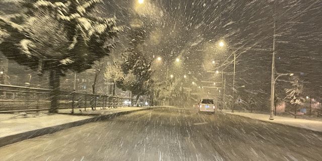 ADANA - Kardan kapanan yollarda çalışma yapılıyor