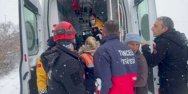 TUNCELİ - Devrilen araçta sıkışan sürücü AFAD ekiplerince kurtarıldı