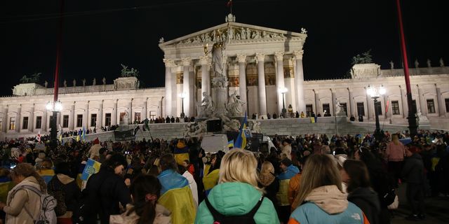 VİYANA - Avusturya’da ırkçı grupların tarihi Hofburg sarayında düzenlediği balo protesto edildi