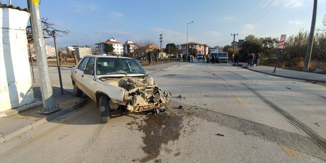 AYDIN - Germencik'te otomobille kamyonetin çarpıştığı kazada 1 kişi yaralandı