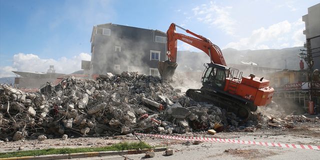 HATAY - İskenderun'da ağır hasarları binaların yıkımı ve enkaz kaldırma çalışmaları sürüyor