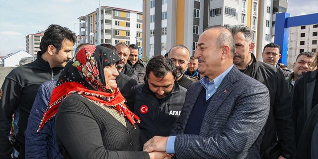 KAHRAMANMARAŞ - Bakan Çavuşoğlu, Elbistan'da depremzedeleri ziyaret etti