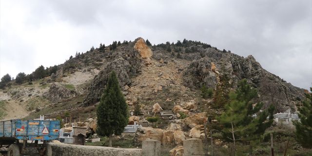 KAHRAMANMARAŞ - Depremin etkisiyle dağdan kopan kayalar mezarlıklara da zarar verdi