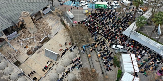 KAHRAMANMARAŞ - Depremlerin merkez üssü Kahramanmaraş'ta cuma namazı kılındı