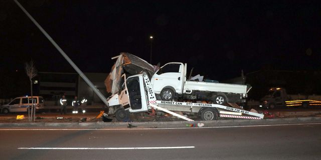 KAYSERİ - Otomobil yüklü tır ile kamyonet taşıyan çekici çarpıştı, 2 kişi yaralandı