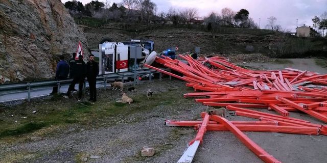 Keban'da yan yatan kamyonun sürücüsü yaralandı