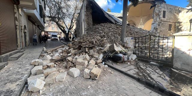 KİLİS - Depremde ağır hasar gören tarihi cami kendiliğinden yıkıldı