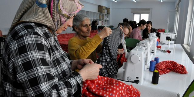 Muş ve Hakkari'de kadınlar depremzedeler için battaniye üretiyor