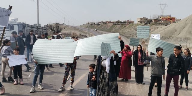 ŞIRNAK - Bir köyün sakinleri trafik kazalarını protesto için yol kapatma eylemi yaptı