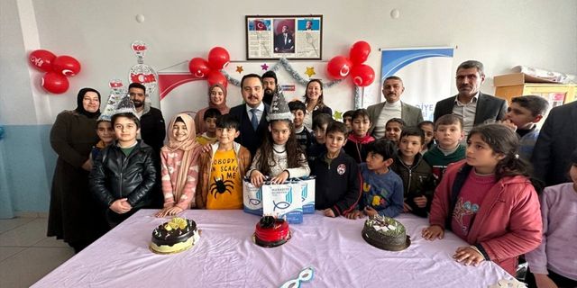 Van'da depremzede çocuğa doğum günü sürprizi