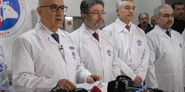 KAHRAMANMARAŞ - Depremlerin merkez üssü Kahramanmaraş'ta cuma namazı kılındı (2)