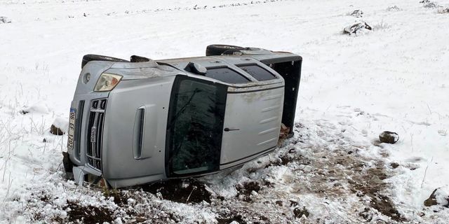 Ardahan'da devrilen kamyonetteki 3 kişi yaralandı