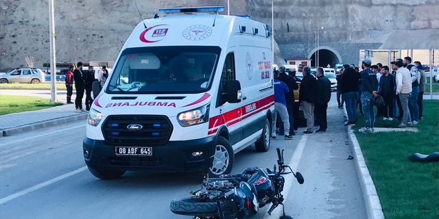 ARTVİN - Kamyonetle motosikletin çarpıştığı kazada 2 kişi yaralandı