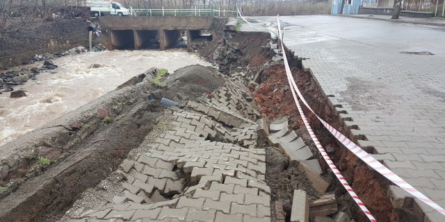 Bingöl'de dere kenarındaki istinat duvarı yağış sonrası çöktü