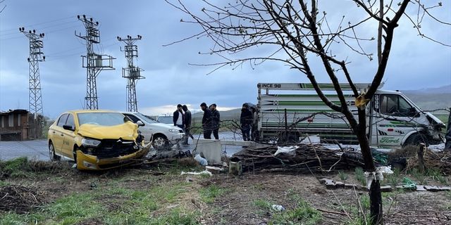 Bingöl'deki trafik kazasında 5 kişi yaralandı