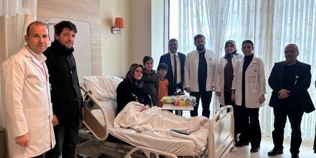 Depremzede Havva'ya Erzurum Şehir Hastanesinde doğum günü sürprizi