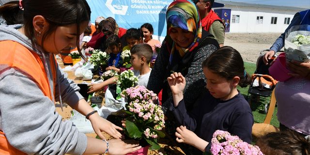 GAZİANTEP - İslahiye'de depremzede çocuklar çiçekleri toprakla buluşturdu