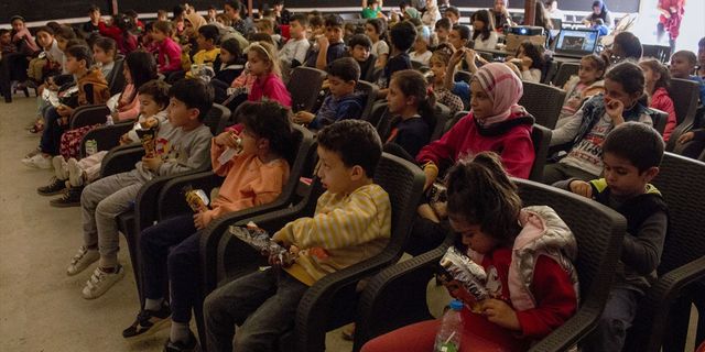 HATAY - Belen'de depremzede çocuklar çadırda film izledi
