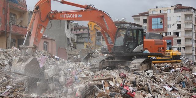 HATAY - Bina yıkım ve enkaz kaldırma çalışmaları 30 mahallede devam etti