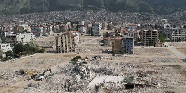 HATAY - Bina yıkım ve enkaz kaldırma çalışmaları devam ediyor