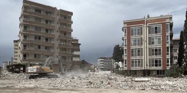 HATAY - Bina yıkım ve enkaz kaldırma çalışmaları sürüyor