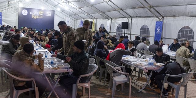 Kahramankazan Belediyesince Malatya'da kurulan çadırda 4 bin depremzedeye iftar veriliyor