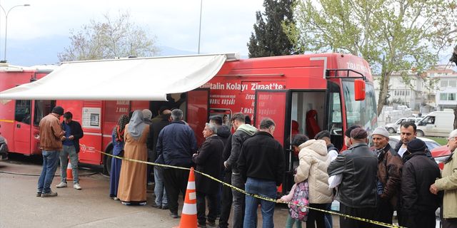 ARDAHAN - Devrilen kamyonetteki 3 kişi yaralandı