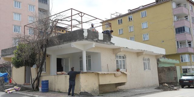 KAHRAMANMARAŞ - İlk depremin merkez üssü Pazarcık'ta vatandaşlar hafif hasarlı evlerin onarımına başladı