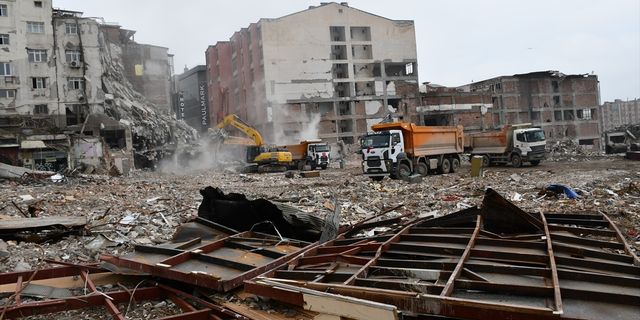 MALATYA - Yıkım ve enkaz kaldırma çalışmaları sürüyor