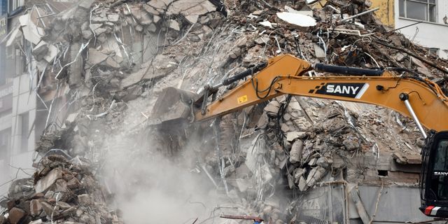 Malatya'da yıkım ve enkaz kaldırma çalışmaları devam ediyor
