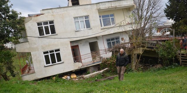 ORDU - Heyelan nedeniyle bir bina yan yattı