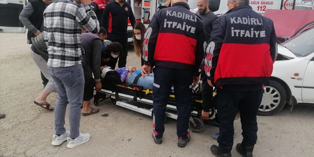 OSMANİYE - İki otomobilin çarpışması sonucu 6 kişi yaralandı