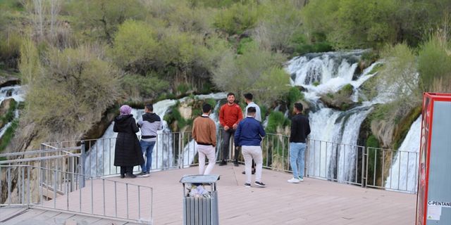 Muradiye Şelalesi'nde ziyaretçi yoğunluğu yaşanıyor