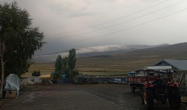 Ardahan'da Kısır Dağı'na kar yağdı