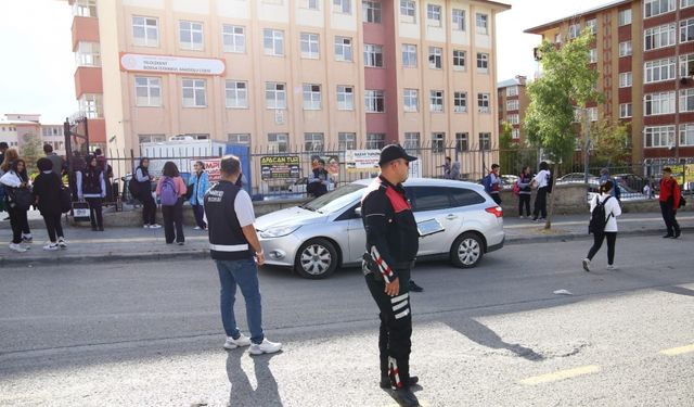 Erzurum'da polisler okul önleri ve çevresinde uygulama yaptı