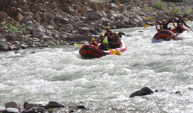 Kaymakam Kumcu, sporcularla Zap Suyu'nda rafting yaptı