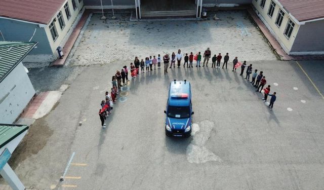 Van'da jandarma personeli okulları ziyaret etti