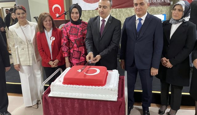 Doğu Anadolu'da Cumhuriyet'in 100. yılı fener alaylarıyla kutlandı