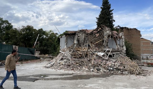 Malatya'da depremlerde ağır hasar alan 2 katlı bina kendiliğinden çöktü