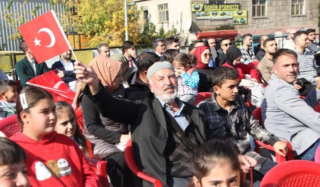 Muş'un ilçelerinde Cumhuriyet'in 100. yıl dönümü kutlandı